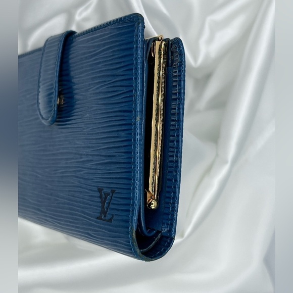 LOUIS VUITTON Myrtille Toledo Blue Epi
Leather Wallet *Discontinued* - Picture 3 of 6